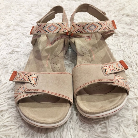 Clarks Women's Amanda Step Flat Sandal Sand Tan Size 8 - Picture 2 of 7
